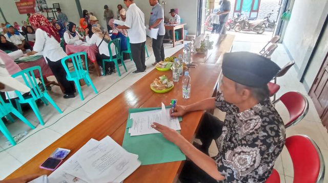 Warga Desa Sombron Kecamatan Loceret Nganjuk Terima Sertifikat PTSL