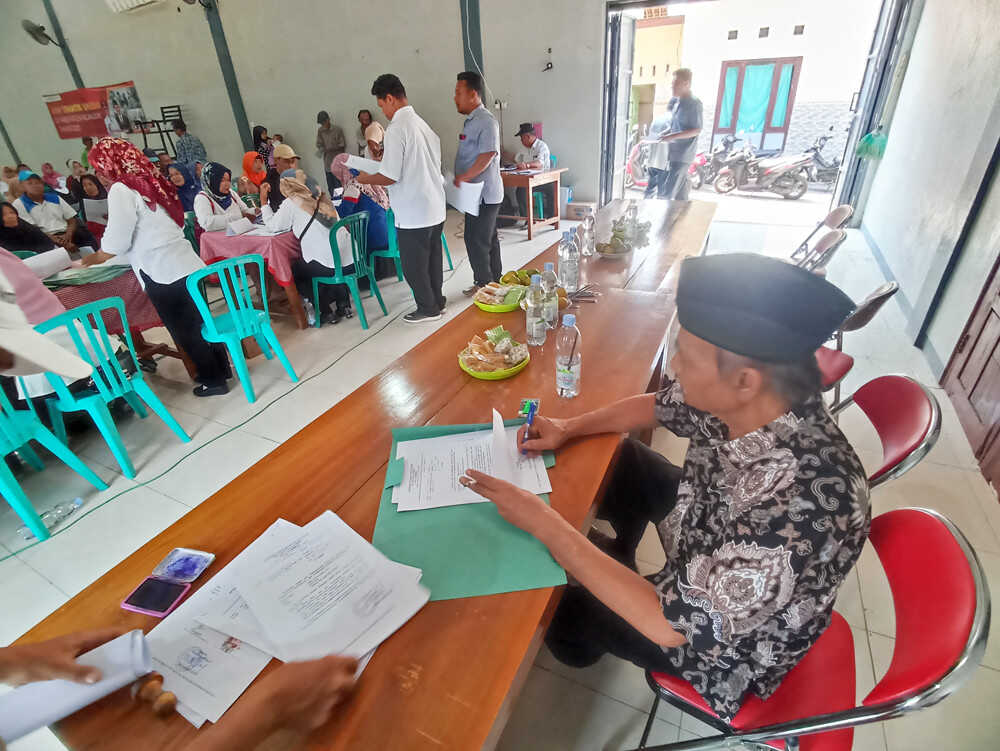 Warga Desa Sombron Kecamatan Loceret Nganjuk Terima Sertifikat PTSL