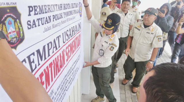 Buka di Jalur Steril, Satpol PP Kota Blitar Segel Empat Toko Jejaring