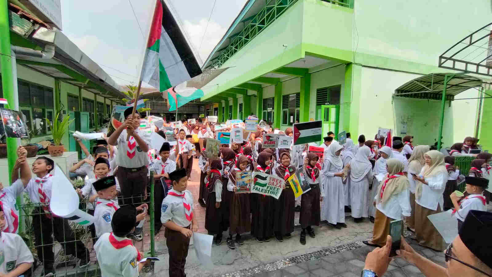 Peduli Palestina, Pelajar SD Islam Blitar Salat Gaib dan Galang Dana
