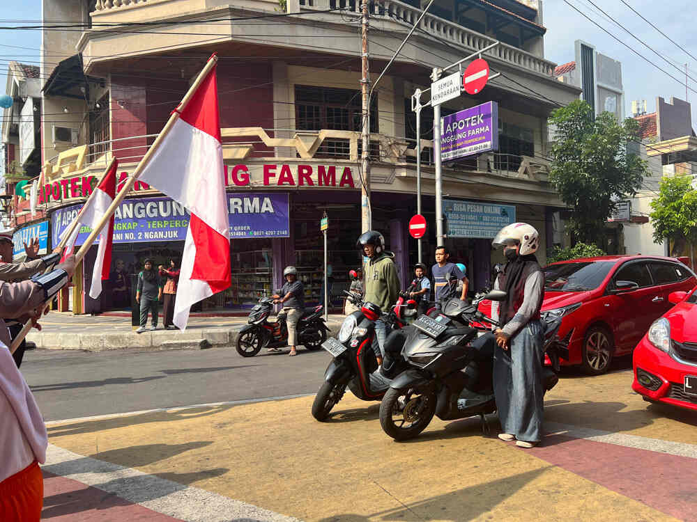Satlantas Polres Nganjuk Ajak Pengguna Jalan Heningkan Cipta Peringati Hari Pahlawan