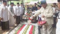 Ziarah ke Makam Tokoh Pesantren di Jombang, Prabowo Bertemu dengan Para Kiai
