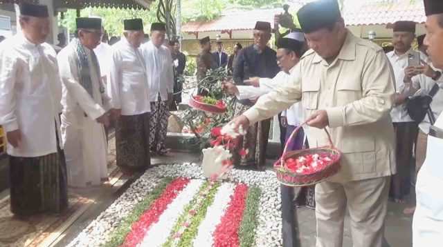 Ziarah ke Makam Tokoh Pesantren di Jombang, Prabowo Bertemu dengan Para Kiai
