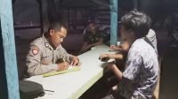 1699883605-petugas-polsek-tanggunggunung-saat-memintai-keterangan Asik Berswafoto di Pantai Sanggar Tulungagung, Hilang Tergulung Ombak