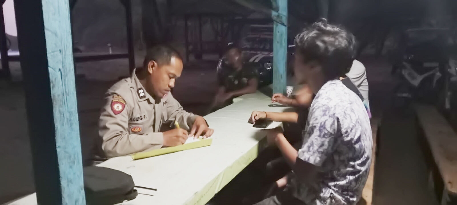 Asik Berswafoto di Pantai Sanggar Tulungagung, Hilang Tergulung Ombak