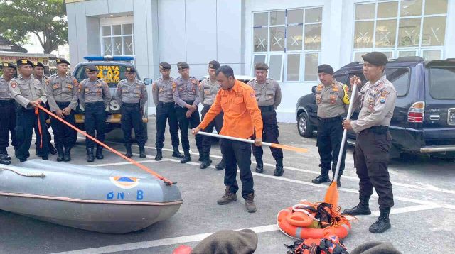 Tingkatkan Kemampuan, Polres Nganjuk Latih Keahlian SAR Air Terbatas