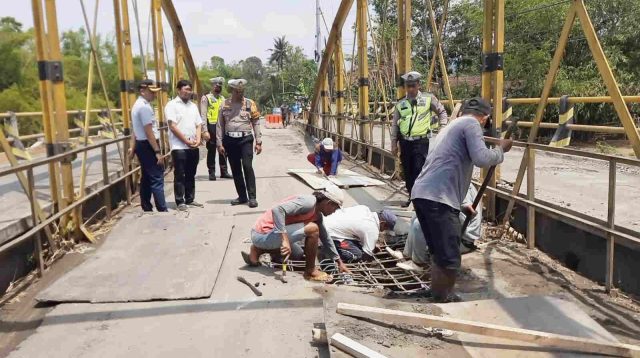 Perbaikan Jembatan Plengkung, Jalur Tulungagung – Trenggalek Ditutup, Kendaraan Besar Dialihkan