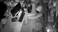 Maling Rokok dan Uang di Blitar Terekam CCTV