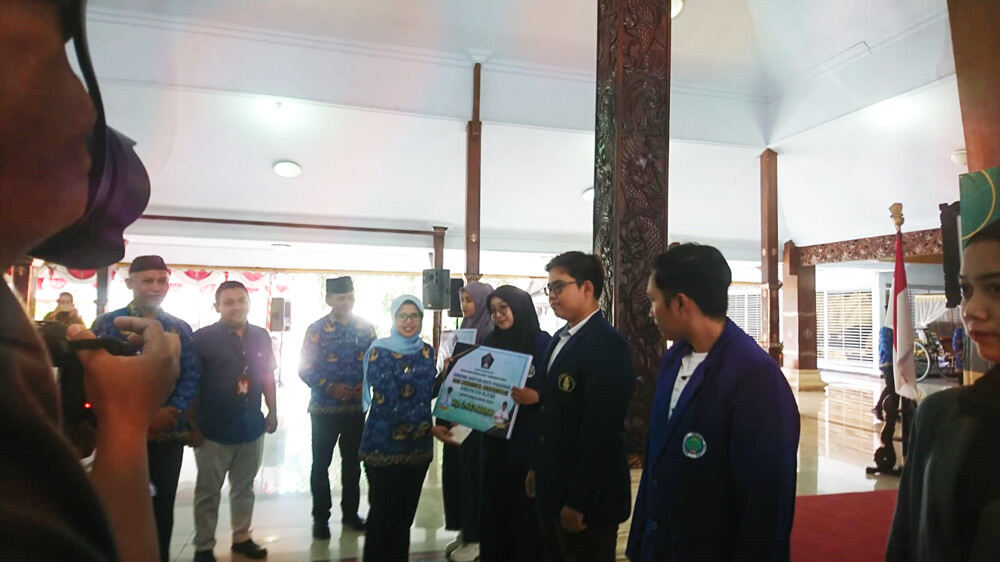Ratusan Mahasisa Terima Beasiswa, Bupati Blitar: Jangan Dibelikan Ponsel