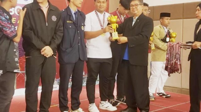 Awal Kurang Percaya Diri, Kakak Adik Asal Blitar Singkirkan Thailand dan Sabet Juara Kompetisi Robotic Soccer Singapura