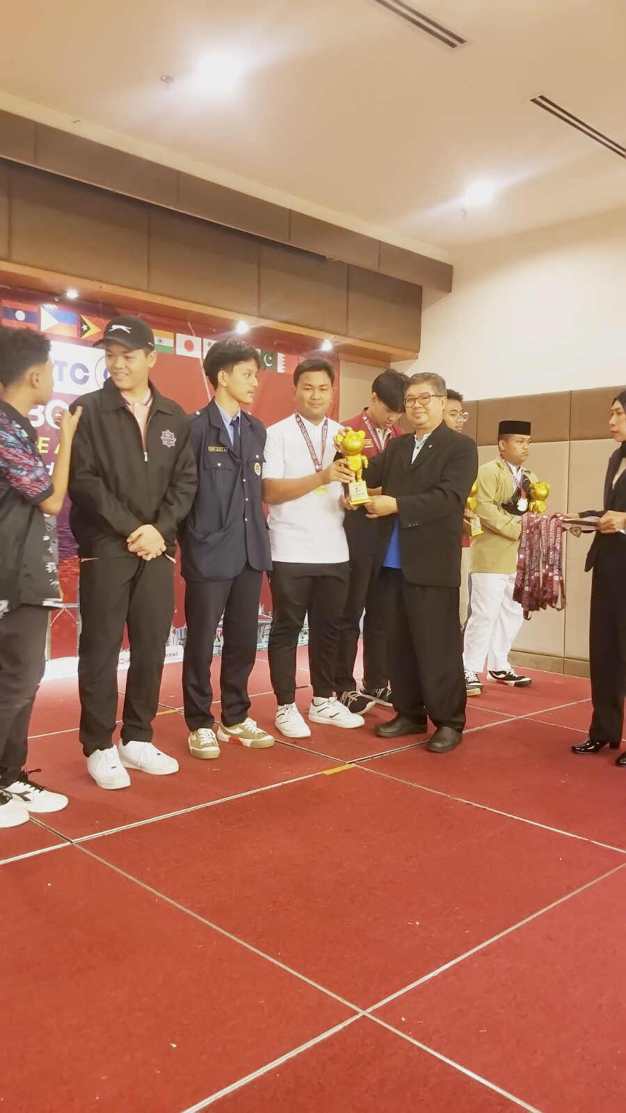 Awal Kurang Percaya Diri, Kakak Adik Asal Blitar Singkirkan Thailand dan Sabet Juara Kompetisi Robotic Soccer Singapura