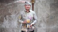 1700530643-pj-walikota-batu-menerima-piala-adipura Tekan Angka Kemiskinan, Pemkot Batu Terendah di Jatim
