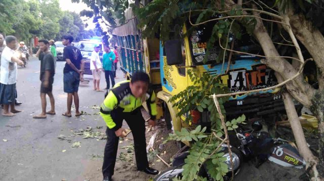 Sopir Ngantuk Tabrak Pemotor, Ibu dan Balita Selamat