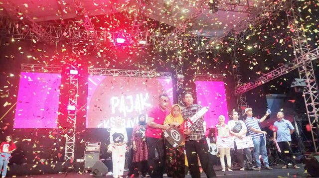 Taat Bayar Pajak, Nenek Bago Warga Desa Tugu Ponorogo Dapat Mobil Gratis