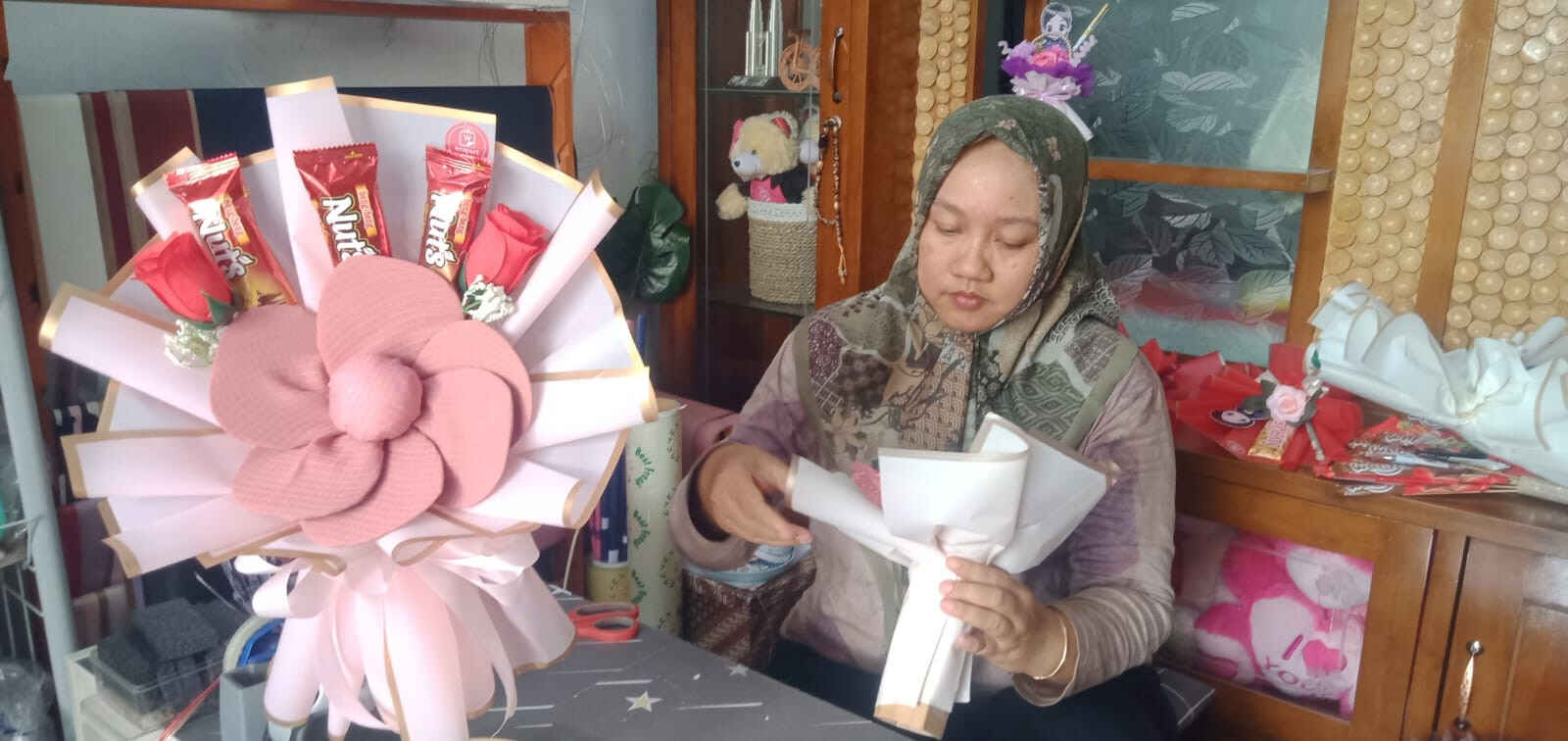 Momen Hari Guru Nasional, Perajin Buket di Jombang Kebanjiran Pesanan