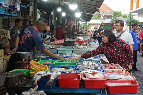 Jalan Pagi ke Pasar Setono Betek, Pj Walikota Zanariah Cek Harga dan Ketersediaan Pangan Kota Kediri