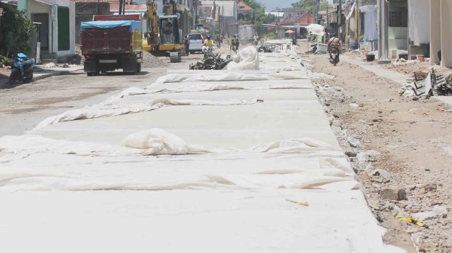 Kebut Jalan Cor Beton Desa Jong Biru
