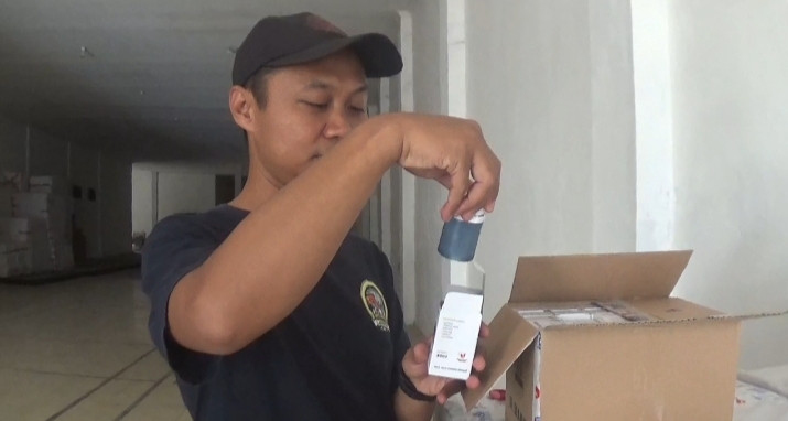 Cek Logistik Pemilu, KPU Kabupaten Jombang Temukan 66 Botol Tinta Rusak