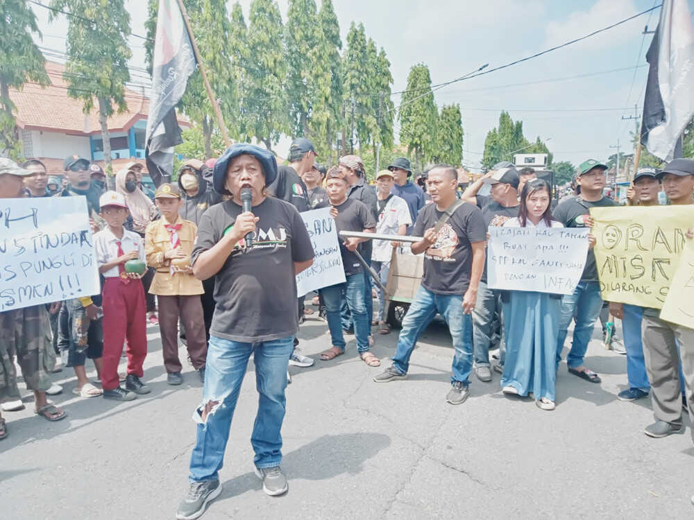 Demo di Kantor Cabdindik, LSM FRMJ Jombang Desak Bongkar Dugaan Pungli SMA Negeri