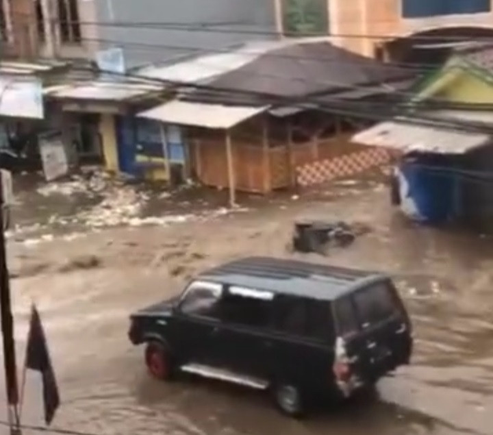 Saluran Air Tersumbat Pujon Dilanda Banjir, Satu Pengguna Jalan Terseret Arus