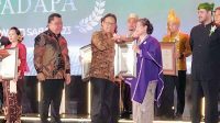 Kota Kediri Sabet Swasti Saba Kategori Padapa Tahun 2023, Pj Wali Kota Zanariah Terima Penghargaan dari Menkes