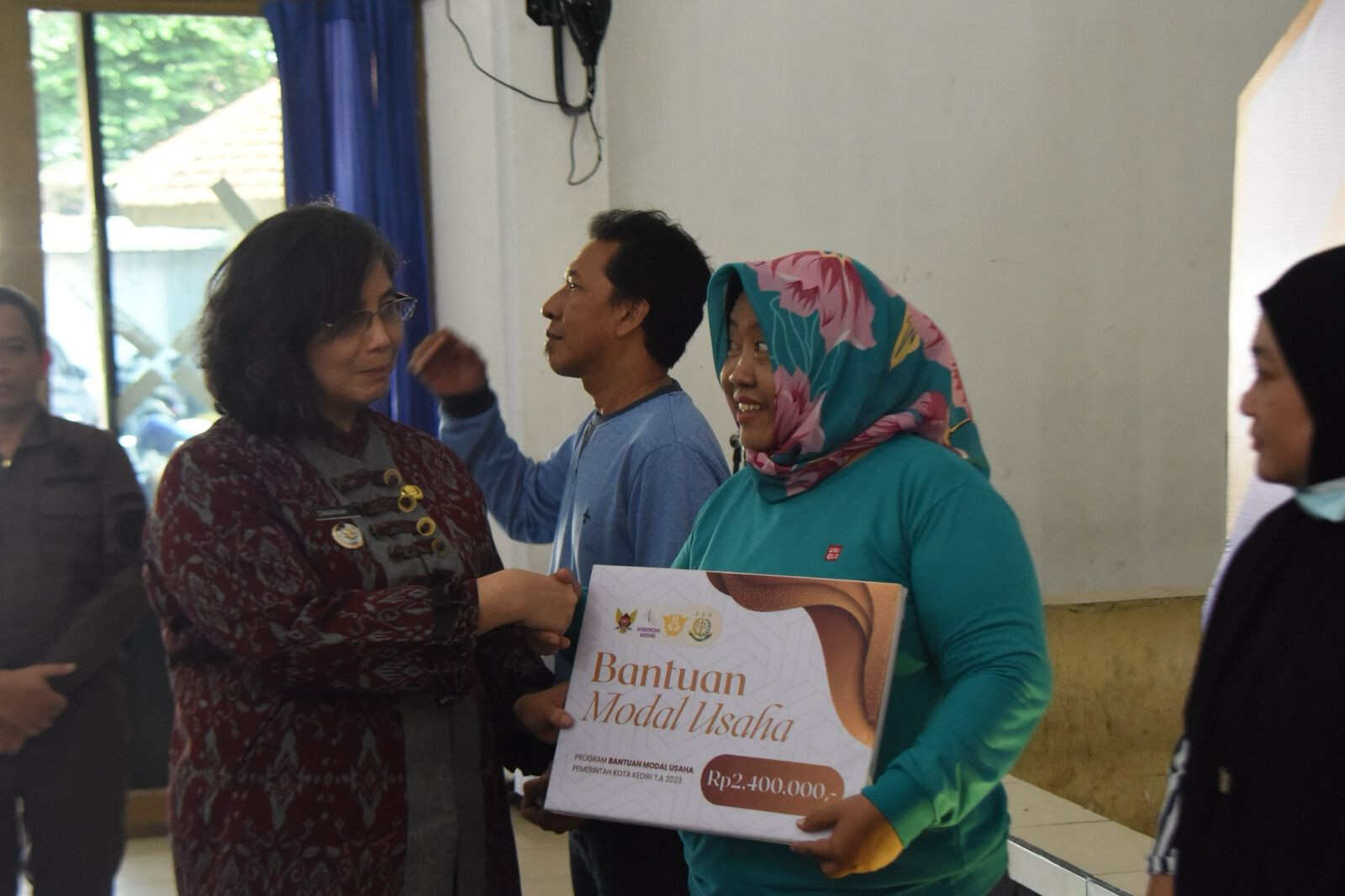 Pj Wali Kota Kedir Kembali Serahkan Bantuan Modal Tahap II, Ingatkan Kualitas Produk Pelaku Usaha Harus Terjamin