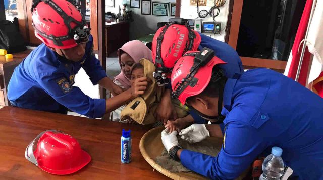 Jari Balita di Trenggalek Bengkak Gegara Cincin, Berujung Bantuan Damkar