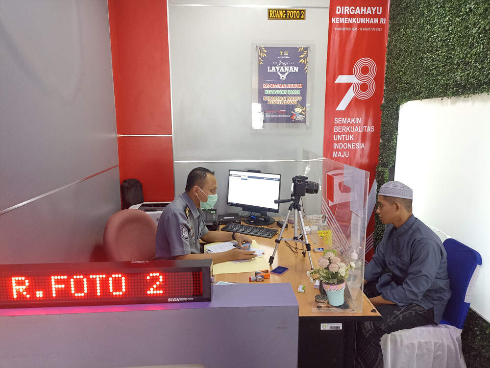 Datangi Kantor Imigrasi, Puluhan CJH Kabupaten Madiun Mulai Mengurus Paspor