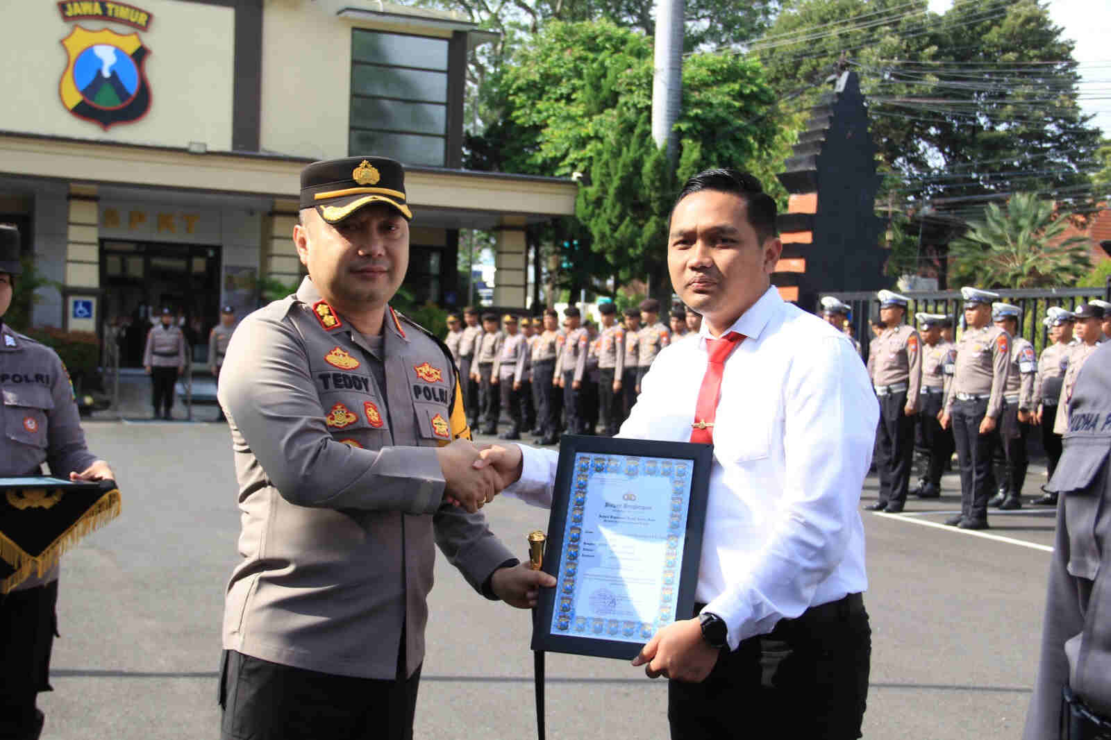 Ungkap Kasus Pengeroyokan, 23 Angota Satreskrim Polres Kediri Kota Terima Penghargaan