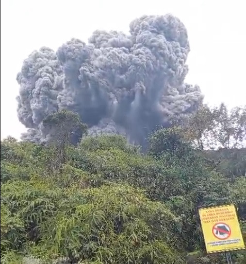 Gunung Marapi Erupsi, Tewaskan Sebelas Pendaki, Warga Diimbau Kurang Aktivitas di Luar Rumah