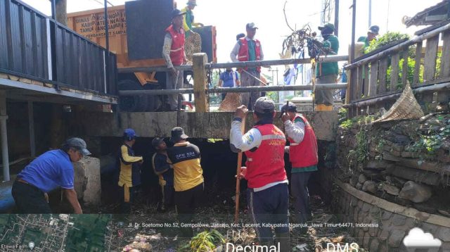 Onggokan Sampah di Bawah Jembatan Selatan Tugu Adipura Loceret Dibersihkan, Warga Tak Lagi Gelisah