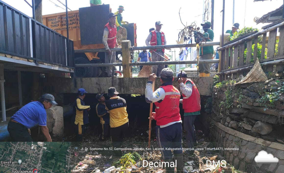 Onggokan Sampah di Bawah Jembatan Selatan Tugu Adipura Loceret Dibersihkan, Warga Tak Lagi Gelisah