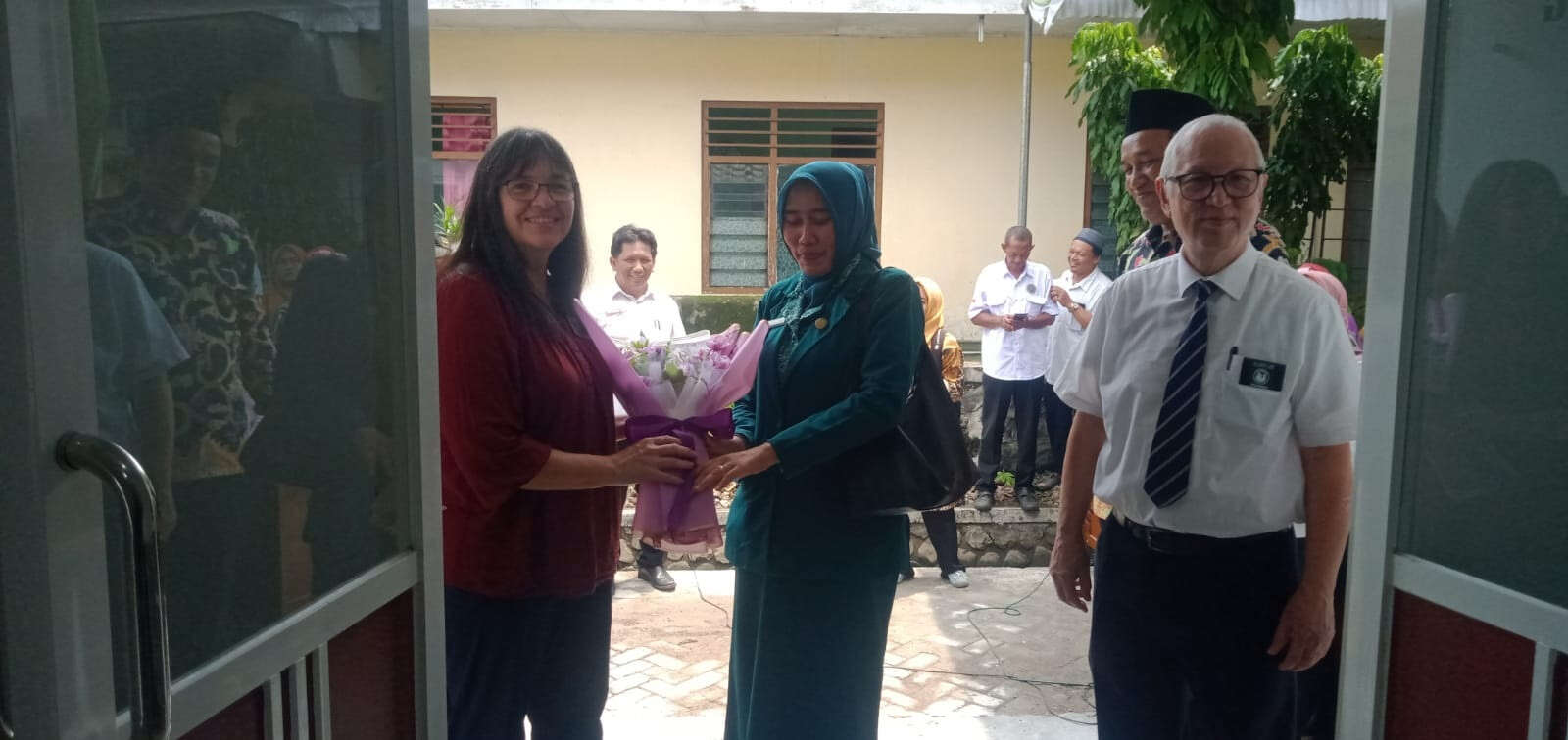 Relawan Kemanusiaan Amerika Bantu Rehab Gedung Pustu Desa Ceweng Jombang