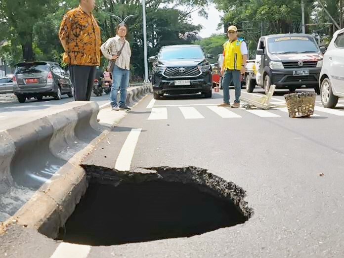Awas ! Jalan Bandung Kelurahan Penanggungan, Kota Malang Amblas Lima Meter, Tepat di Saluran Peninggalan Belanda