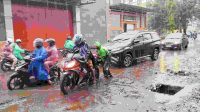 Banjir Disertai Lumpur di Jalan Raya Dieng Desa Bumiaji, Akses Jalan Alternatif Batu- Malang Terganggu