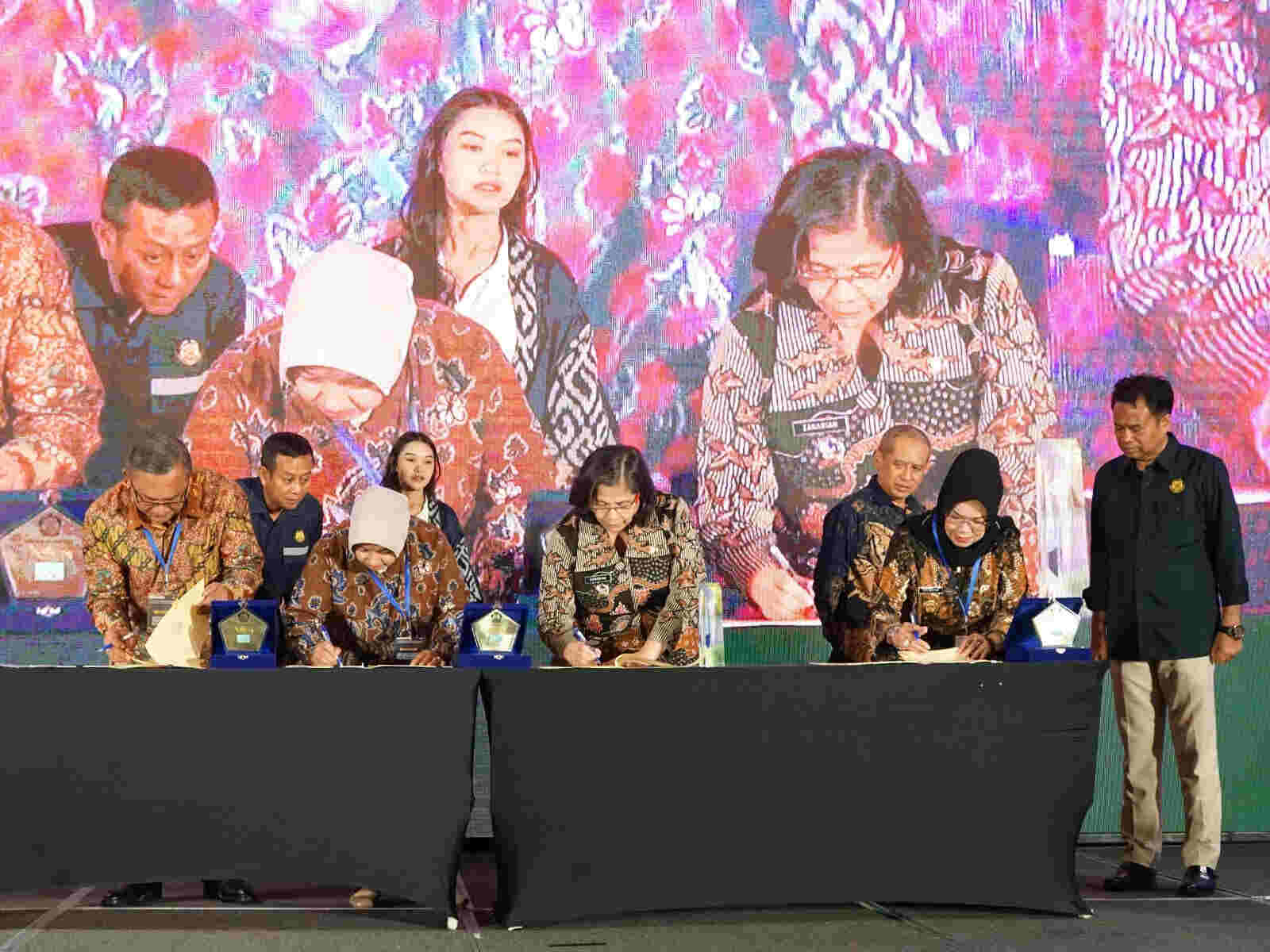 Pj Wali Kota Kediri Zanariah Tandatangani BAST Hibah Barang Milik Negera Infrastriktur Badan Geologi Kementerian ESDM