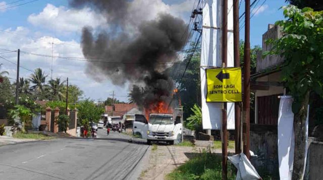 Dua Unit AC Denso Terbakar di Jalan Raya Selopuro Blitar, Kerugian Capai Rp 400 Juta