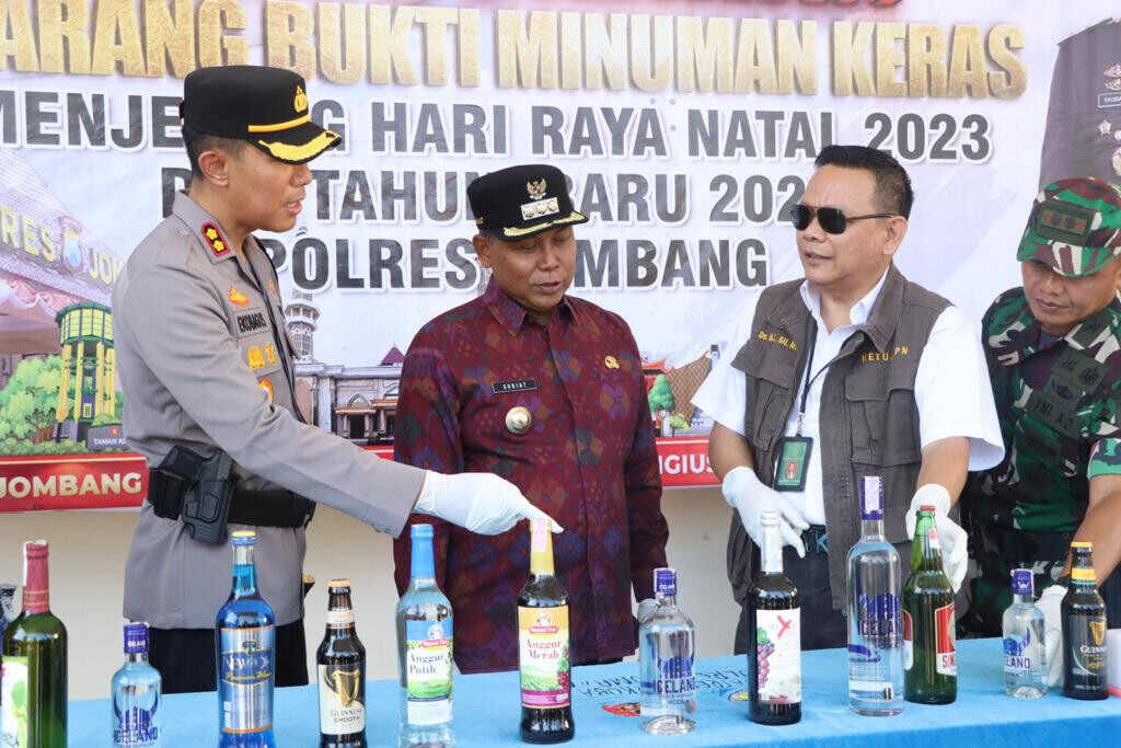 Polres Jombang Musnahkan Ribuan Botol Isi Miras