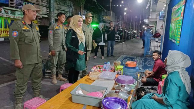 Sidak PKL Jalan Dhoho Kota Kediri, Beberapa Pedagang Belum Cantumkan Harga