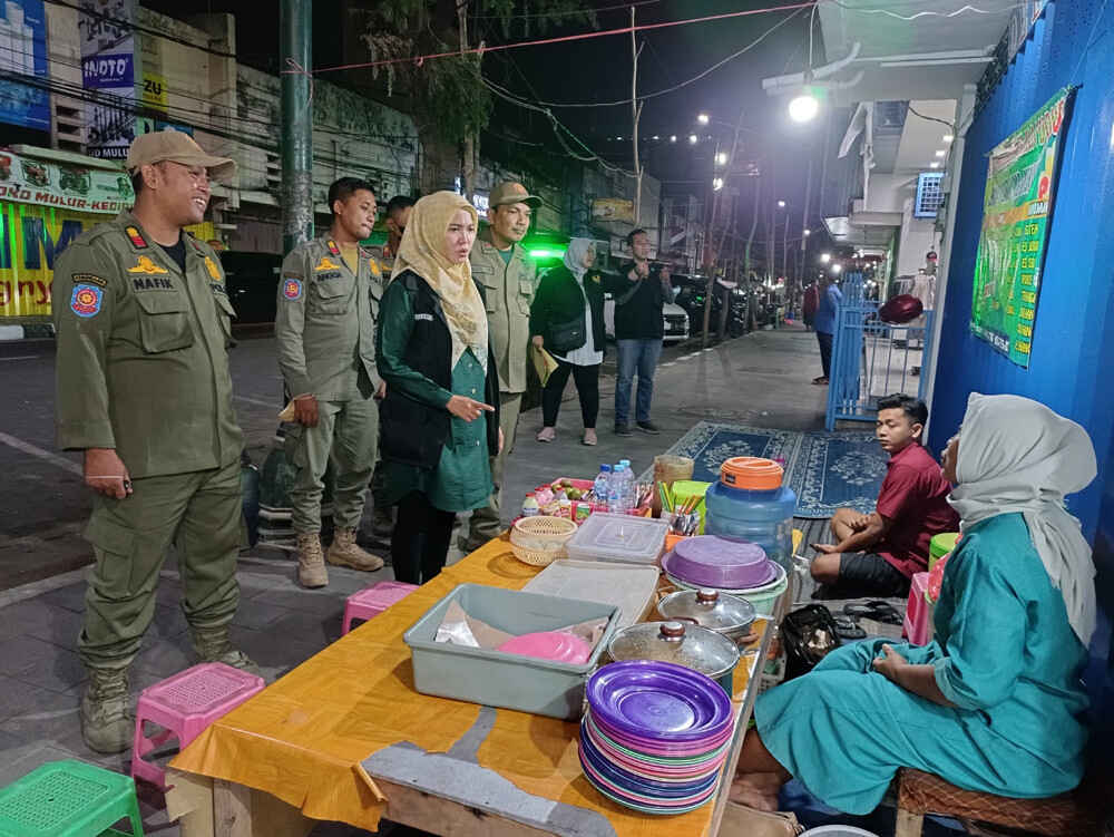 Sidak PKL Jalan Dhoho Kota Kediri, Beberapa Pedagang Belum Cantumkan Harga
