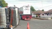 Truk Bermuatan 8 Ton Batu Bara Terguling di Jombang Truk Bermuatan 8 Ton Batu Bara Terguling di Jombang