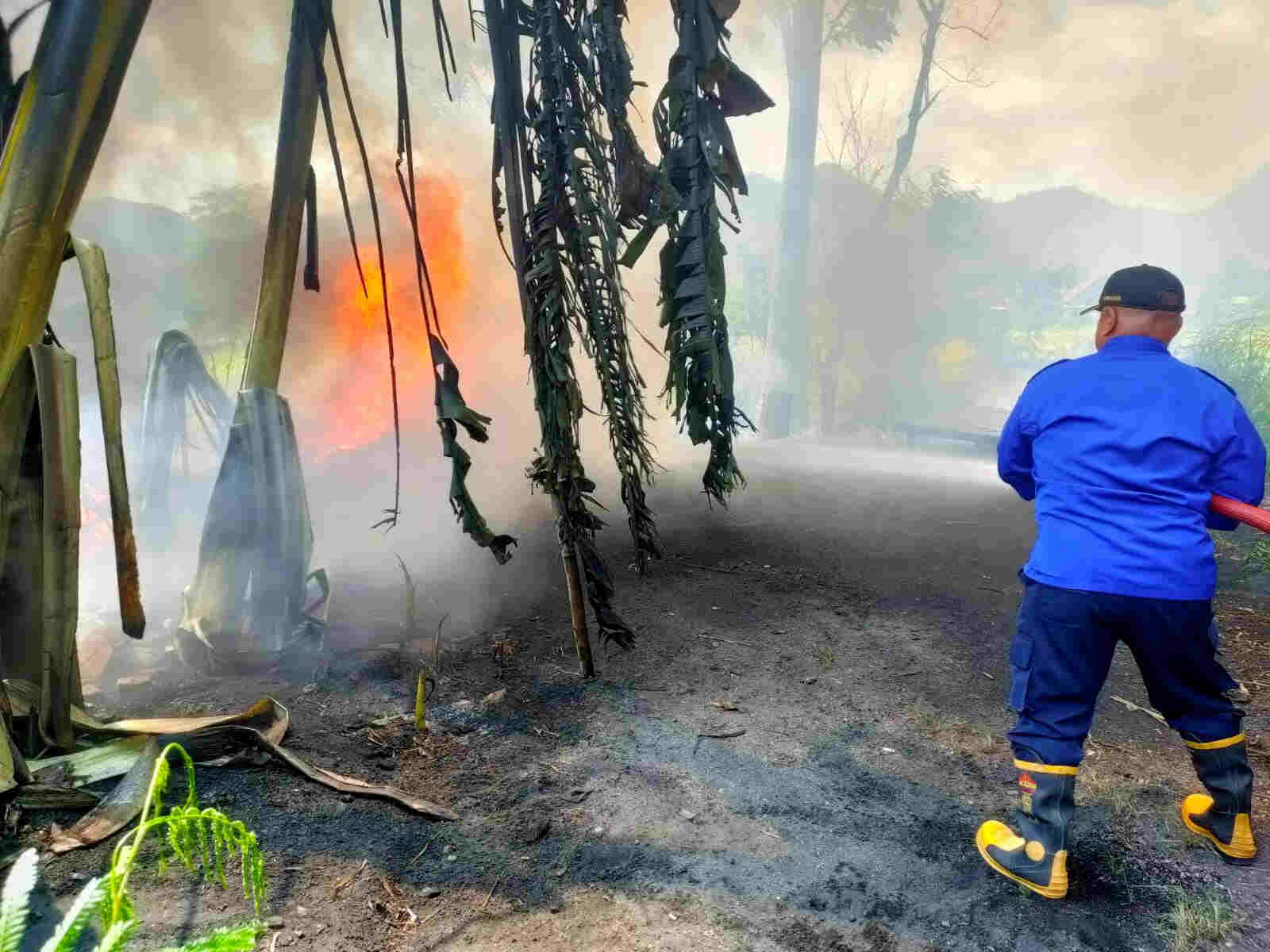 Tersulut Api Pembakaran Sampah, Pengepul Ban Bekas Tulungagung Rugi Rp 20 Juta