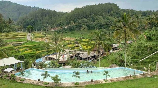 Pemandian Air Hangat Ngebel Ponorogo, Tawarkan Pemandangan Seperti Ubud Bali