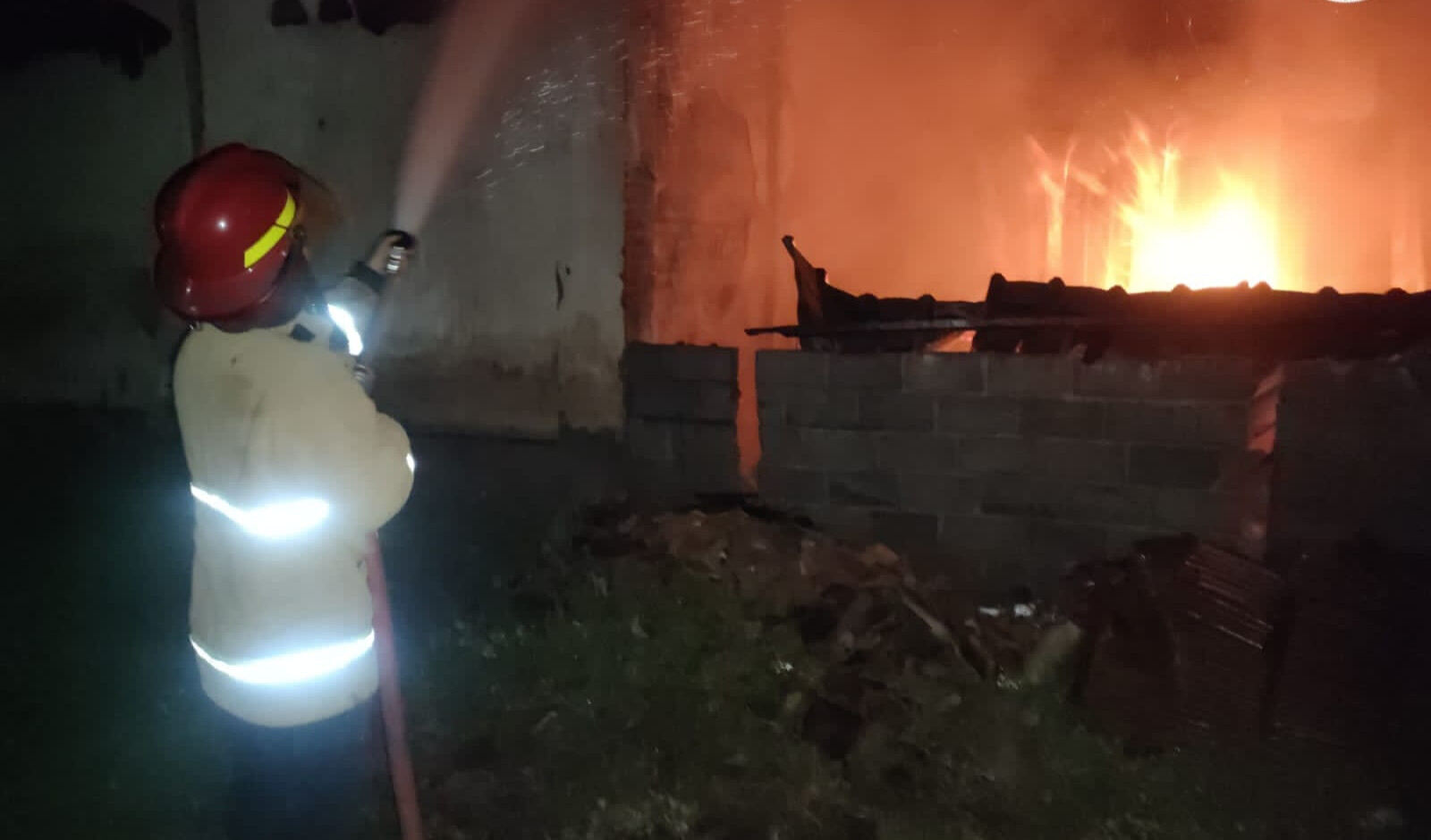 Korsleting Listrik, Rumah Pedagang Bakso Kediri Terbakar