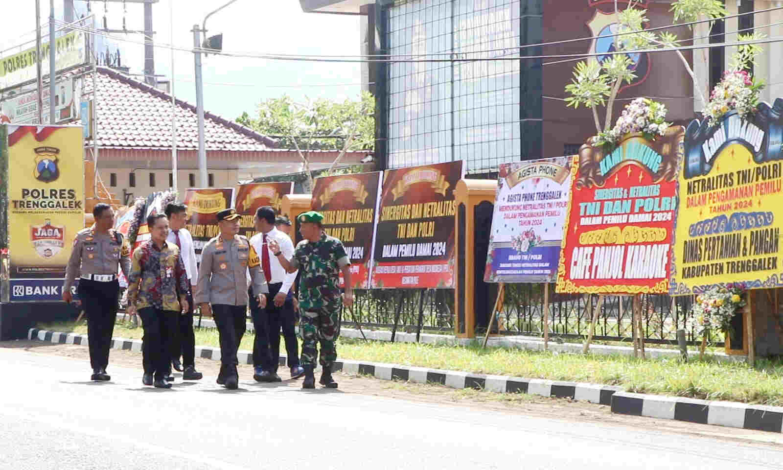 Jelang Pemilu Polres Trenggalek Dibanjiri Karangan Bunga, Ini Kata Kapolres