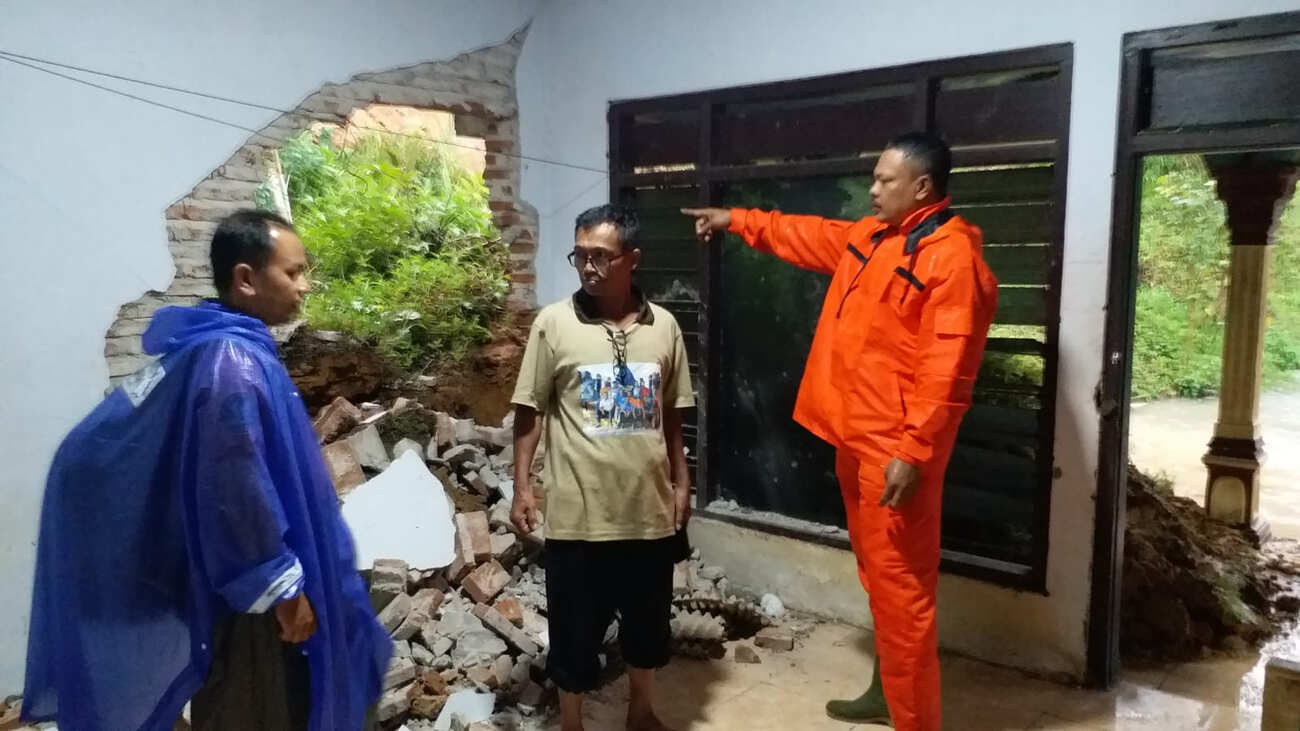 Empat Desa Terdampak Bencana Hidrometeorologi, BPBD: Longsor Timpa Satu Rumah, Puting Beliung Hajar Puluhan Rumah