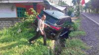 Fortuner Pelat Merah Tabrak Teras Rumah di Kediri