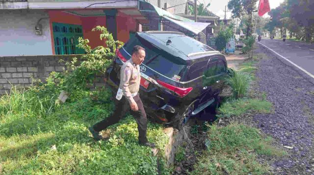 Fortuner Pelat Merah Tabrak Teras Rumah di Kediri