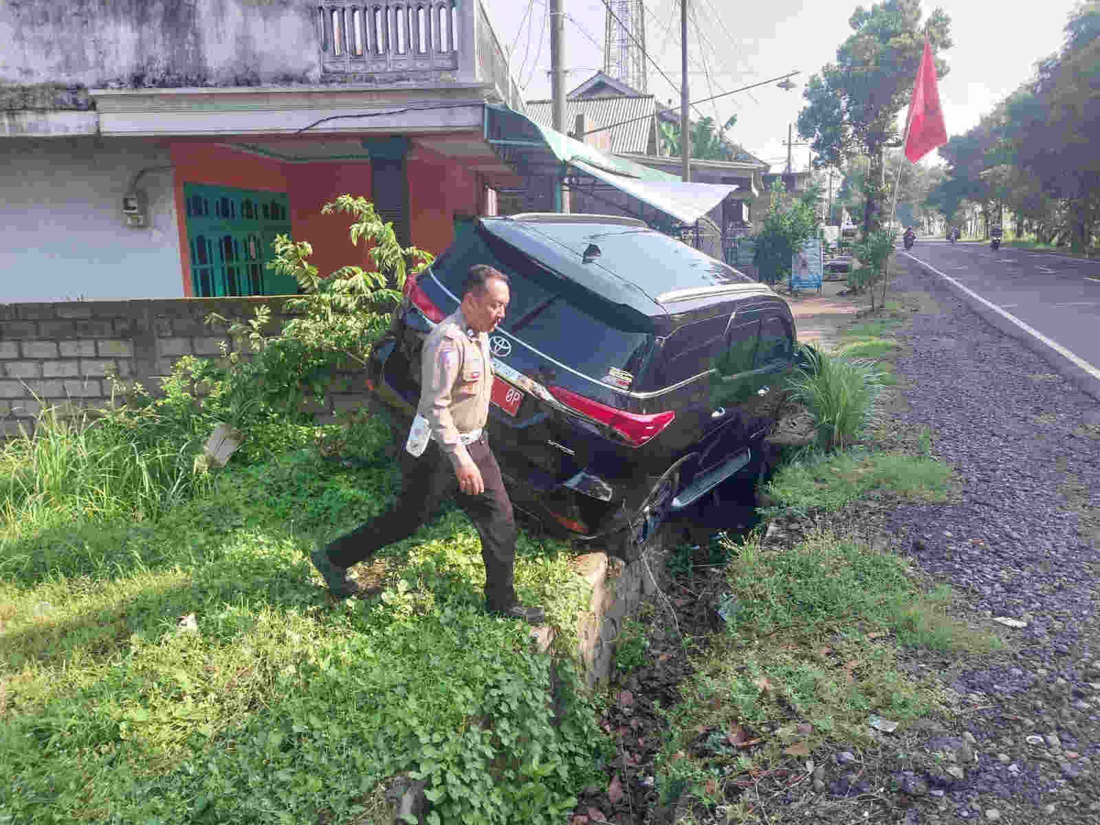 Fortuner Pelat Merah Tabrak Teras Rumah di Kediri