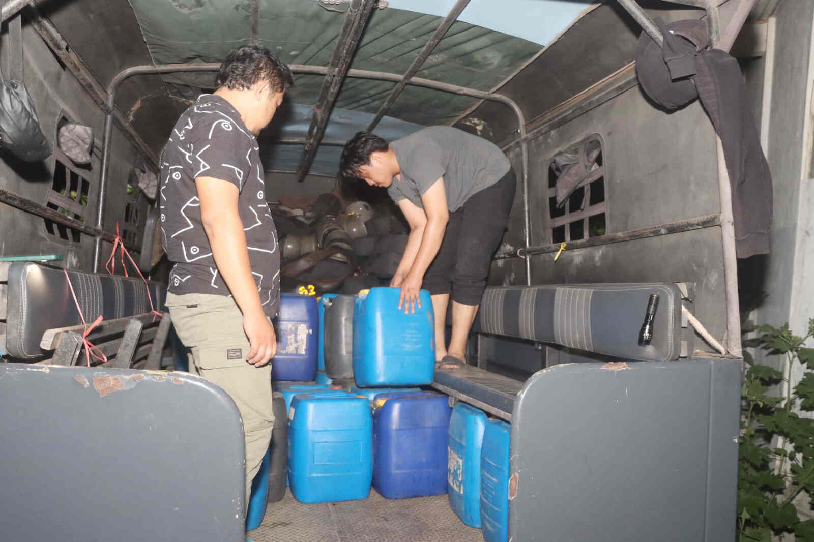 Gudang Miras di Blitar Digerebek, Polisi Sita Dua Truk